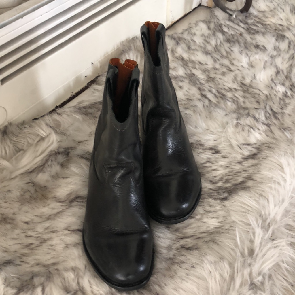Eric Michael Black Soft Leather, Shearling Lined, Back Zip Booties. Size 41.